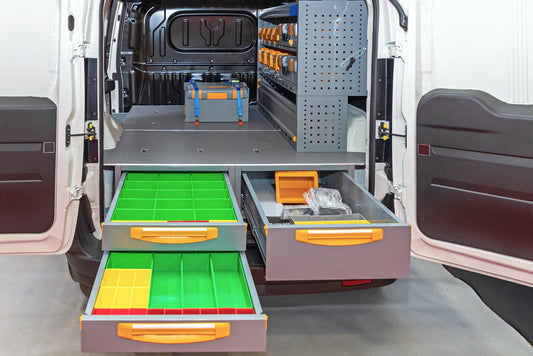 Este o idee bună să echipezi dubița cu rafturi pentru scule?